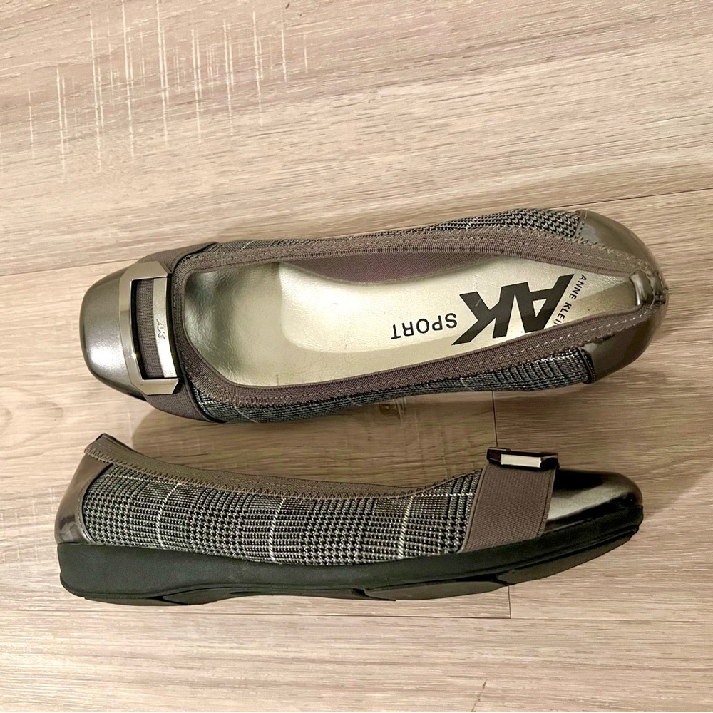 NWOT Anne Klein AK Sport Flats Women’s 7.5M Gray Textile Buckle Slip-On - Picture 3 of 7